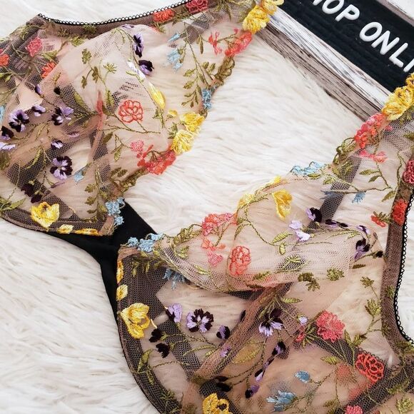 Victoria's Secret Embroidered Plunge Bra - Picture 2 of 6